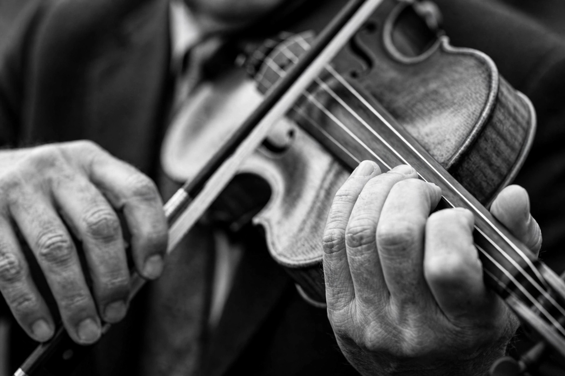 Ejemplo visual: Enfoque — foco nítido en las manos de un violinista